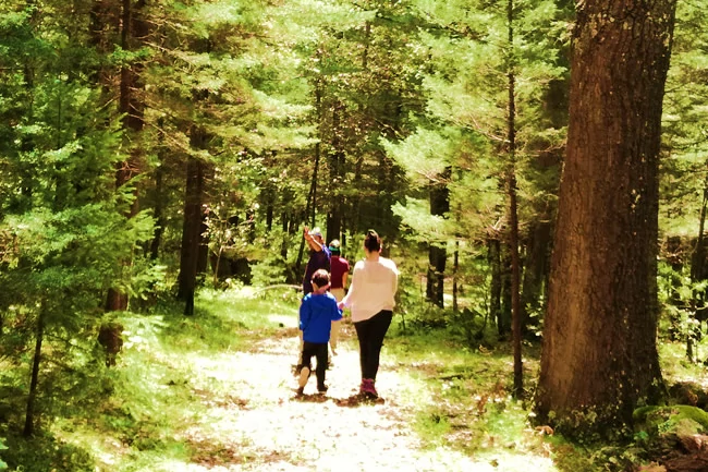 Amada familia en senderismo